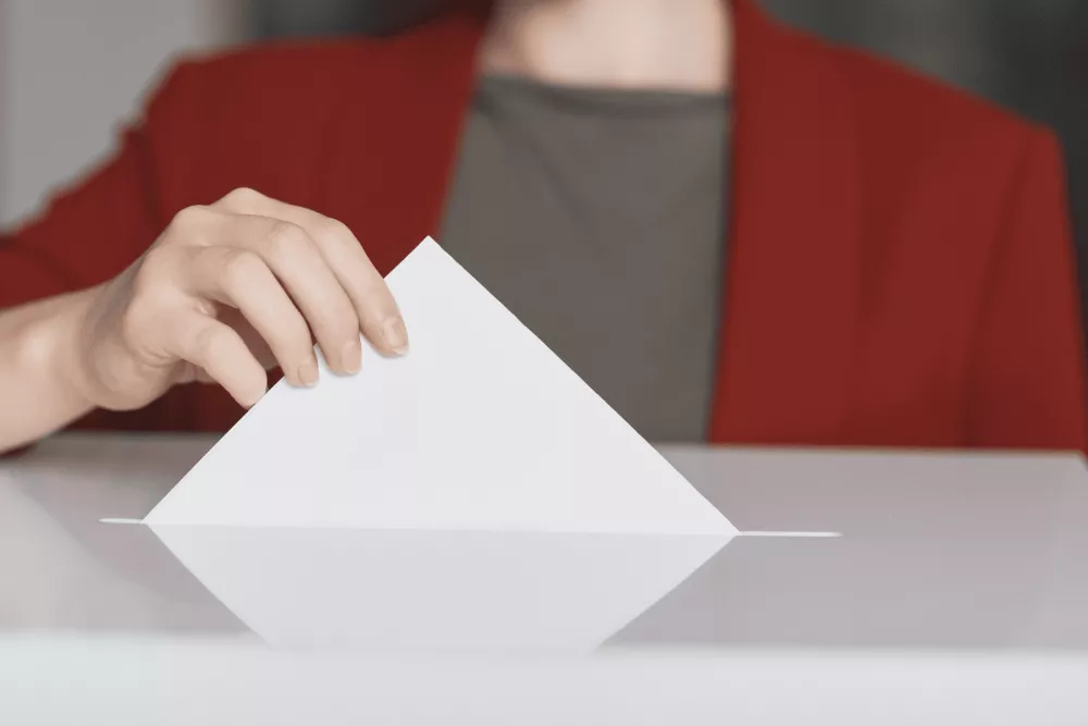 Enveloppe de vote glissée dans une urne