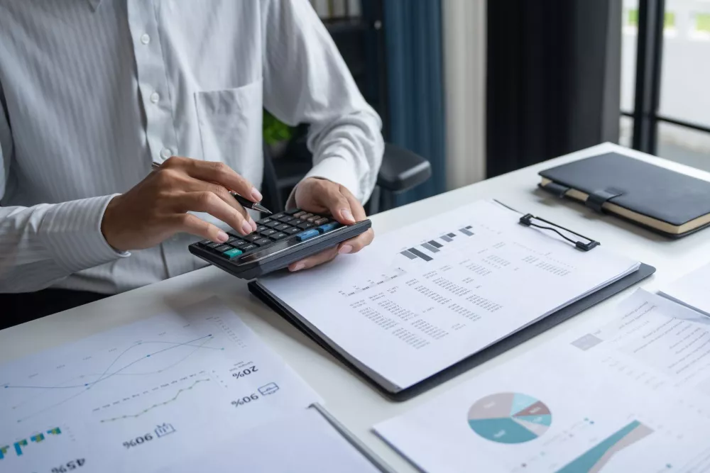 Calculette et dossiers sur un bureau