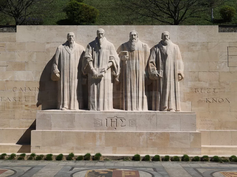 Au centre se dressent quatre statues monumentales de cinq mètres de haut: Guillaume Farel, Jean Calvin, Théodore de Bèze et John Knox. 