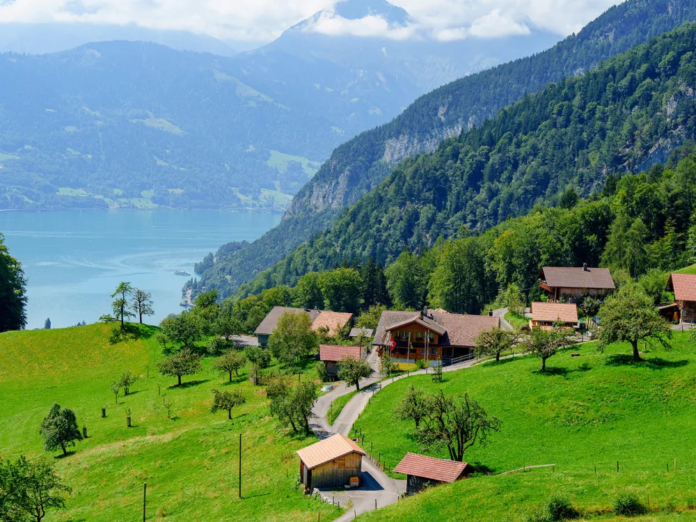 Photo d'un paysage suisse avec des montagnes et une vue sur le lac. Illustre la démographie du pays.