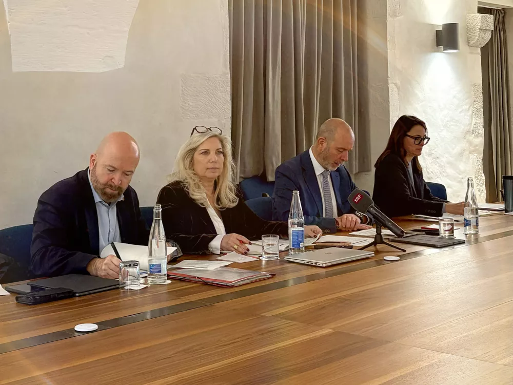 Photo de la conférence de presse du Conseil d'Etat genevois à la présentation du budget 2026: Nicolas Walder, Nathalie Fontanet, Thierry Apothéloz
