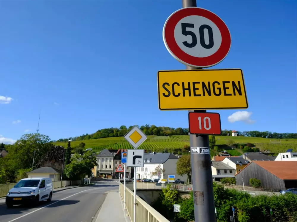 Pourquoi le nom «Schengen»? C’est le nom de la commune où l’accord a été signé. Ce lieu a été choisi parce que le village se trouve au point de rencontre du Luxembourg, de l’Allemagne et de la France.