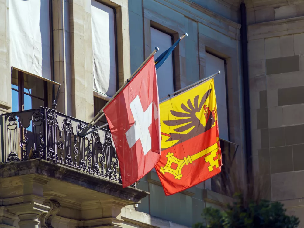 Photo d'un balcon avec les drapeaux de Suisse et de Genève. Les finances publiques de Genève sous tension