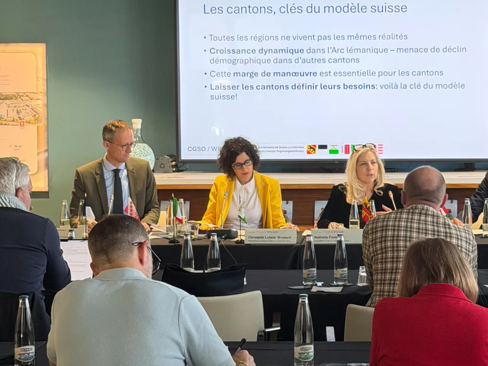 Photo de la conférence de presse de la Conférence des gouvernements de Suisse occidentale contre l'initiative "Pas de Suisse à 10 millions" à Meyrin: M. Curty, Mme Luisier Brodard et Mme Fontanet