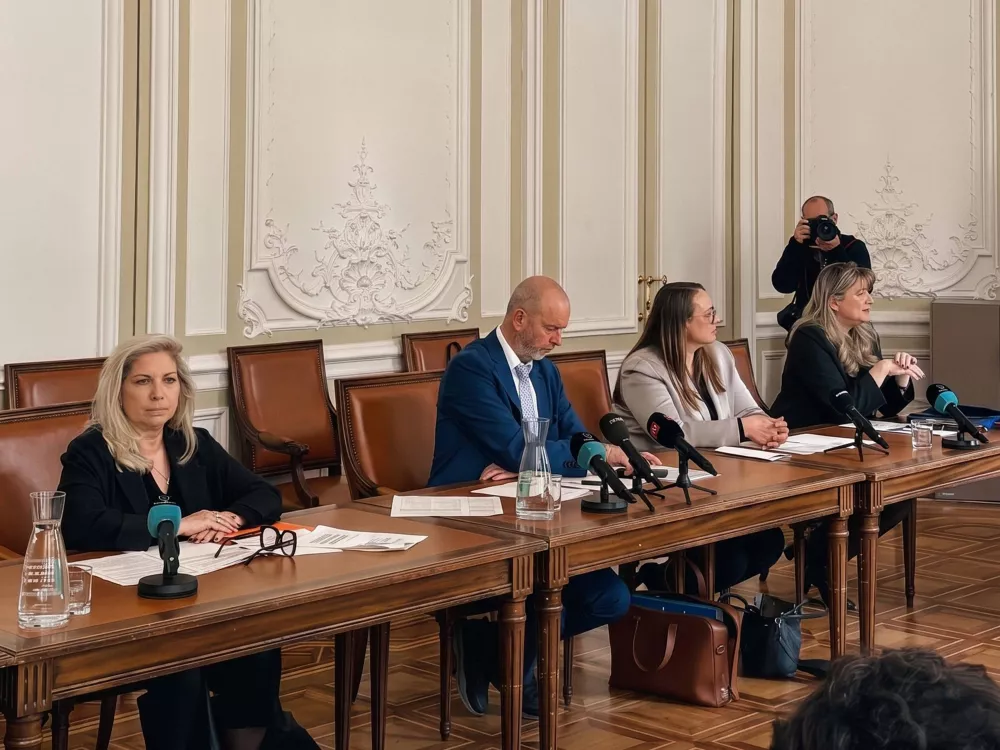 Nathalie Fontanet, Thierry Apothéloz, Carole-Anne Kast et Monica Bonfanti lors de la conférence de presse du 13 mai 2026.