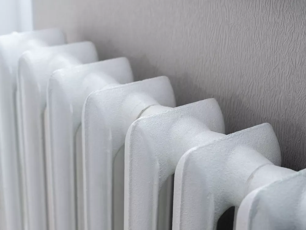Une isolation thermique insuffisante peut notamment entraîner davantage de déperditions de chaleur et augmenter les besoins en chauffage. 