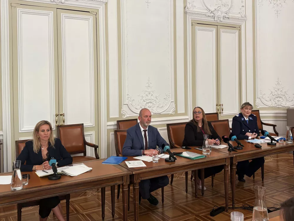 Delphine Bachmann, Thierry Apothéloz, Carole-Anne Kast et Monica Bonfanti durant la Conférence de presse du 20 mai 2026. 