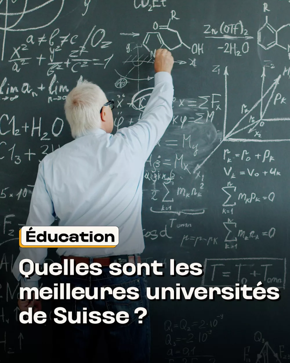 Un professeur d'université en Suisse résout des équations au tableau noir